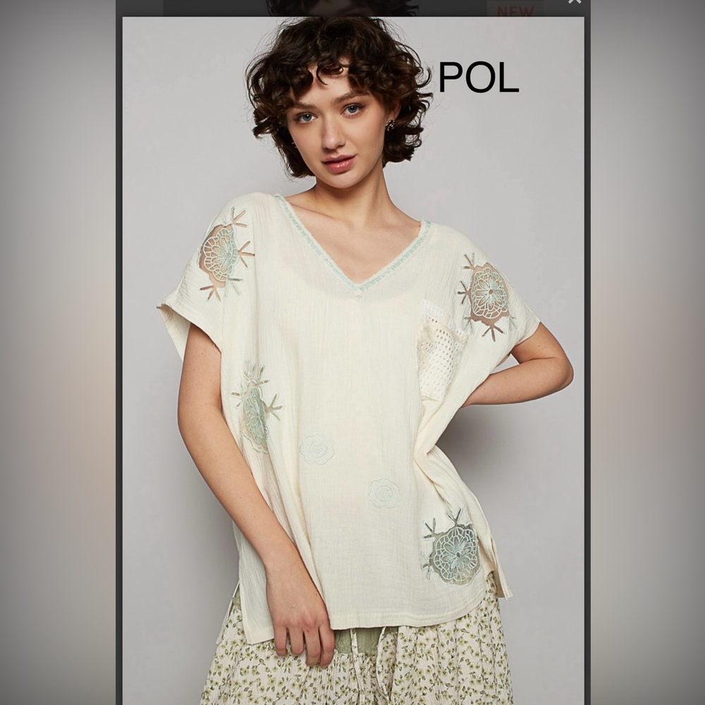 BP213-5🤍NEW! POL Cream+zGreen multi-color v-neck top w/cute sea details!